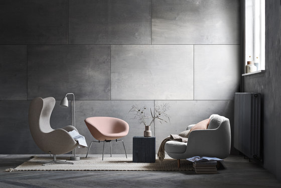 Egg™ Lounge chair | 3316 | Walnut leather | Polished aluminum base + Footstool | 3127 | Walnut leather | Polished aluminum base | Armchairs | Fritz Hansen
